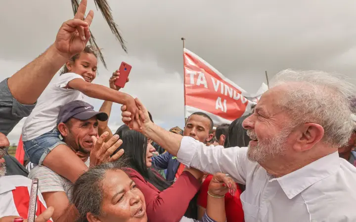 Lula cumprimentando famílias
