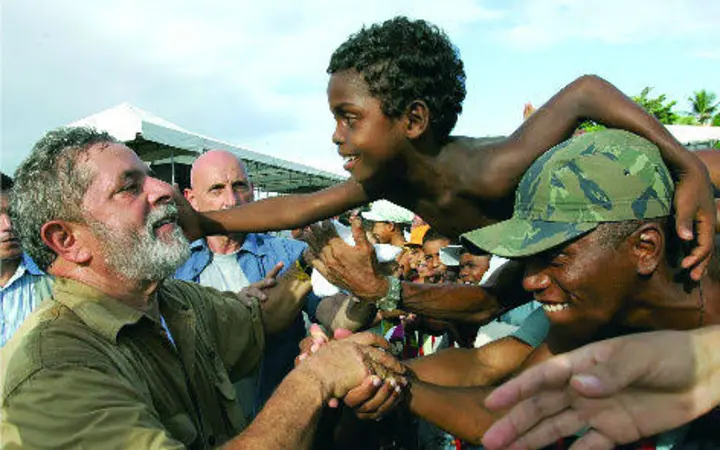 Lula cumprimentando moradores