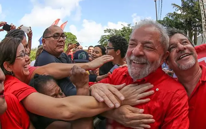 Lula abraçado por apoiadores