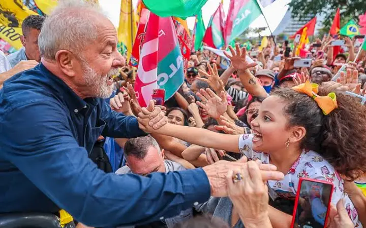Lula cumprimentando uma criança