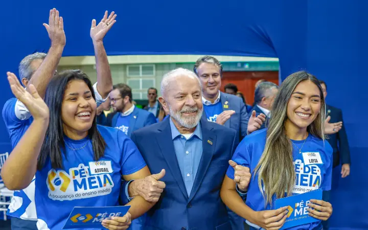 Lula com estudantes do Pé-de-Meia