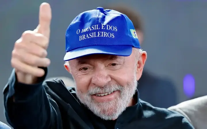 Lula fazendo sinal de positivo