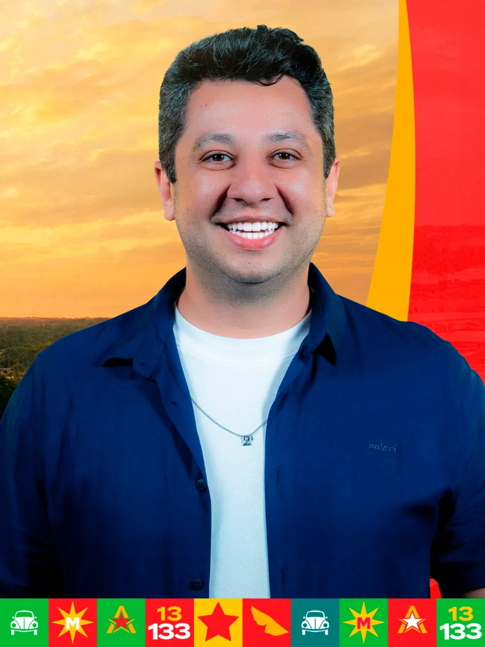 Tiago Mourão sorrindo, com o pôr do sol de Rio Branco ao fundo