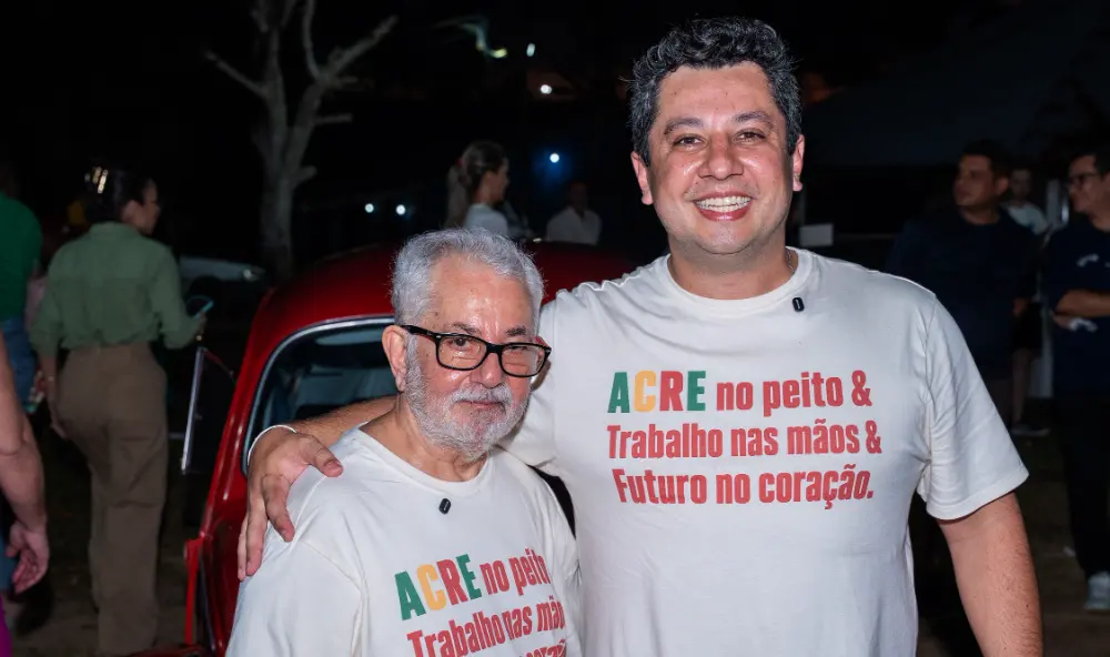 Tiago Mourão abraçado ao pai, Nilson Mourão, em frente ao fusca vermelho